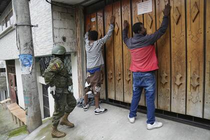 Soldados ecuatorianos durante un operativo contra el narcotráfico en la zona sur de Quito 
