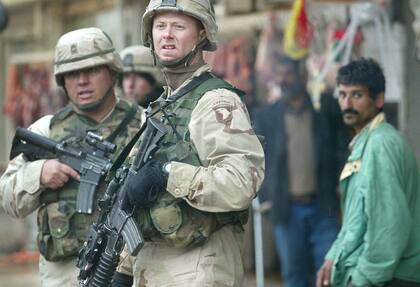 Soldados estadounidenses de la división del Aire 101 montan guardia mientras patrullan en una calle de Mosul, Irak, el 23 de septiembre de 2003