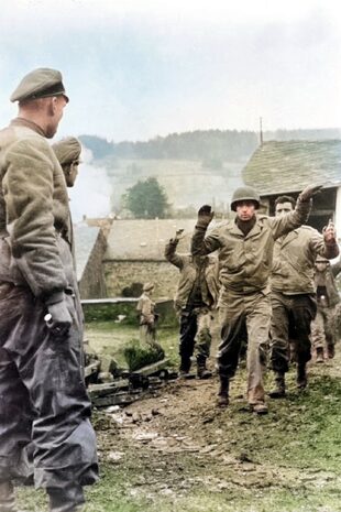 Soldados estadounidenses del 3° Batallón 119 de Infantería son tomados prisioneros por los alemanes en Peiper en Stoumont, Bélgica, el 19 de diciembre de 1944