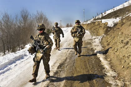 Una imagen de archivo muestra soldados estadounidenses durante un control en Kabul, Afganistán. 