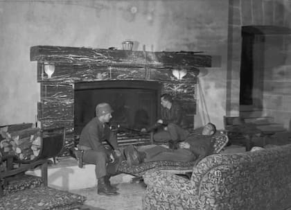 Soldados estadounidenses en el salón del Nido del Águila, tras la captura en 1945.  La chimenea era un regalo de Mussolini