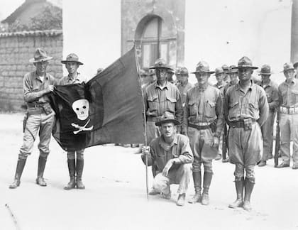 Soldados estadounidenses exhiben una bandera capturada a la guerrilla de Sandino en 1932, poco antes de su retirada de Nicaragua.