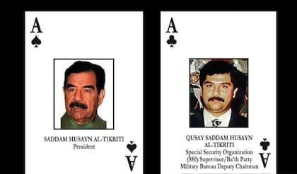 Soldados estadounidenses recibieron cartas con el as de espadas para identificar a objetivos específicos como Saddam Hussein y su hijo Qusay (Departamento de Defensa de EE.UU.)