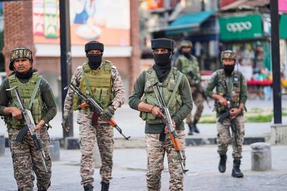 Soldados indios vigilan en un mercado en Srinagar, en la Cachemira controlada por la India, el martes 6 de mayo de 2025. (AP Foto/Mukhtar Khan)