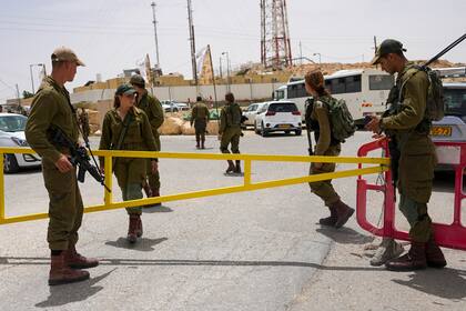 Soldados israelíes aseguran la zona donde se produjo el tiroteo