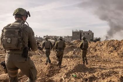 Soldados israelíes caminando en el centro de la Franja de Gaza el 8 de enero, durante una gira escoltada por el ejército
 Crédito... Avishag Shaar-Yashuv para The New York Times