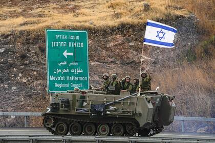 Soldados israelíes conducen un vehículo blindado de transporte de personal cerca de la frontera con Líbano, miércoles 11 de octubre de 2023. (AP Photo/Ariel Schalit)