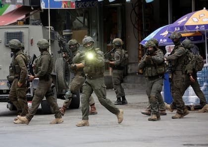 Soldados israelíes durante los enfrentamientos con manifestantes palestinos tras una incursión militar israelí en la ciudad cisjordana de Naplusa (Archivo)