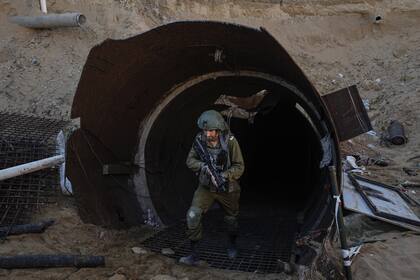 Soldados israelíes en uno de los túneles de Hamas en Gaza. (AP/Ariel Schalit)