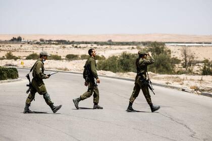 Soldados israelíes inspeccionan el área después de la explosión de un misil sirio en el sur de Israel el 22 de abril de 2021.