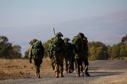 Soldados israelíes llegan a un simulacro en los Altos del Golán anexionados el 9 de noviembre de 2023, en medio de crecientes tensiones transfronterizas entre Hezbollah e Israel.
