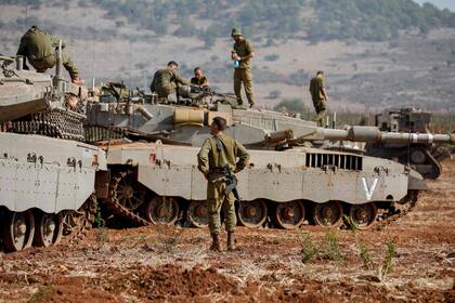Soldados israelíes participan en un simulacro militar a bordo de tanques Merkava cerca de la frontera con Líbano, en la región de la Alta Galilea, en el norte de Israel, el 24 de octubre de 2023, en medio del creciente fuego transfronterizo entre Hezbollah e Israel.