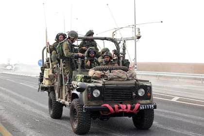 Soldados israelíes patrullan una carretera cercana a la frontera con Gaza el 8 de octubre de 2023. 