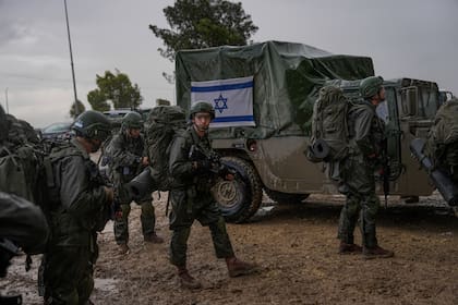 Soldados israelíes se aprestan a entrar a la Franja de Gaza en una concentración de efectivos cerca de la frontera, el 13 de diciembre