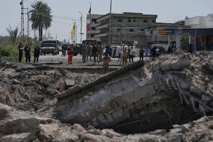 Soldados libaneses inspeccionan un puente destruido que fue alcanzado por un ataque aéreo israelí en Qasmiyeh