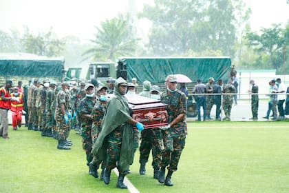 Soldados llevan el ataúd de una víctima, después de que un avión de pasajeros se precipitara al lago Victoria, el 7 de noviembre de 2022.