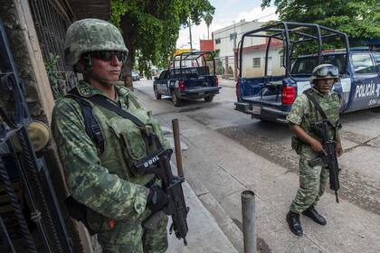 Soldados mexicanos hacen guardia en el barrio Lázaro Cárdenas, en las afueras de Culiacán, Estado de Sinaloa, México