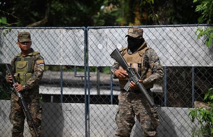 Soldados montan guardia durante una operación contra pandilleros en Soyapango, El Salvador, el 3 de diciembre de 2022