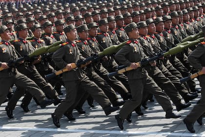 Soldados norcoreanos marchando en un multitudinario desfile militar en la Plaza Kim Il Sung, en Pyongyang, para celebrar el centenario del natalicio del fundador.