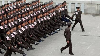 Soldados norcoreanos practican para un desfile en la plaza Kim Il-sung en Pyongyang, Corea del Norte