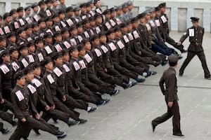 Soldados norcoreanos se entrenan en la plaza Kim Il-sung en Pyongyang, Corea del Norte