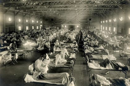 Soldados nortemericanos enfermos de gripe española internados en una base de la Armada, en Kansas