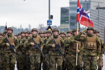 Soldados noruegos marchan durante un desfile militar por el 105 aniversario del ejército lituano en Vilna, Lituania (Archivo)