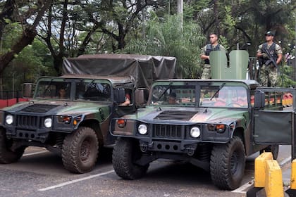Soldados paraguayos controlan la frontera con Brasil