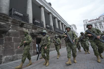 Soldados patrullan afuera del palacio de gobierno durante un estado de emergencia en Quito, Ecuador