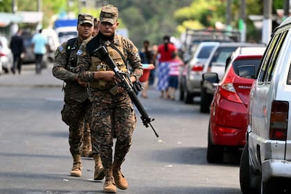 Soldados patrullan durante una operación contra pandilleros en La Campanera, una comunidad históricamente controlada por la pandilla callejera 18, en Soyapango, El Salvador, el 4 de diciembre de 2022.