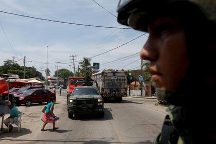 Soldados patrullan el área en su camino hacia la Sierra Madre del Sur.