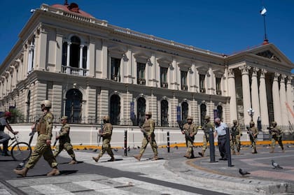 Soldados patrullan el frente del Palacio Nacional, en San Salvador. (Yuri CORTEZ / AFP)