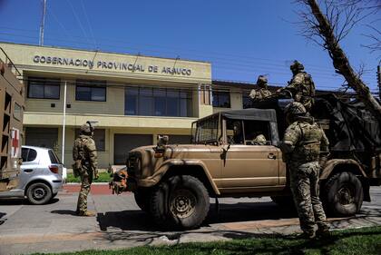 Soldados patrullan frente a un edificio del gobierno provincial en Arauco, en la región de La Araucanía, en el sur de Chile. (Foto AP/José Luis Saavedra, archivo)