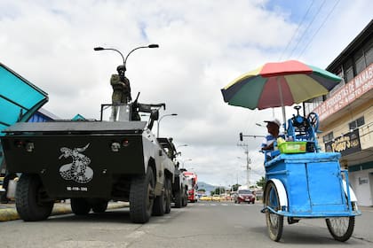 Soldados patrullan las calles en vehículos blindados en Portoviejo, Ecuador