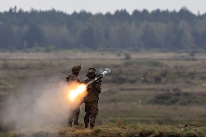 Soldados polacos lanzan un misil portátil Piorun durante ejercicios de la OTAN en Orzysz