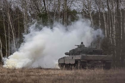 Soldados polacos y ucranianos entrenan en un tanque Leopard 2 en la base militar de Swietoszow en el oeste de Polonia el 13 de febrero de 2023