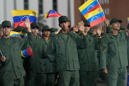 Soldados prestan juramento ante el presidente Nicolás Maduro el martes pasado