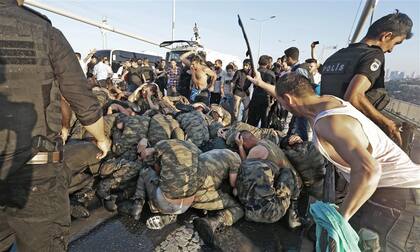 Soldados que apoyaron el intento de golpe de Estado fueron agredidos por civiles en el puente del Bósforo, ayer, en Estambul