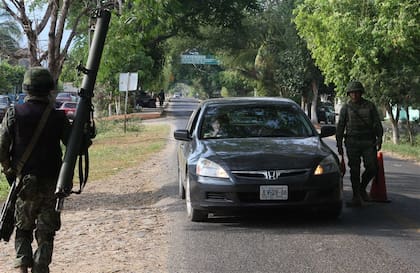 Soldados realizan un chequeo en Jalisco, en 2015, tras un ataque del CJNG