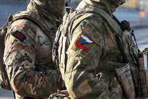 Soldados rusos de guardia en una planta hidroeléctrica en la ciudad de Jersón, en Ucrania, en mayo.