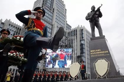Soldados rusos desfilan junto al monumento a Mikhail Kalashnikov