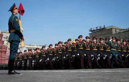 Soldados rusos desfilan por la Plaza Roja de Moscú durante un ensayo general para el desfile militar del Día de la Victoria, sábado 7 de mayo de 2022. El 9 de mayo se celebrará el 77mo aniversario de la victoria de la Unión Soviética sobre la Alemania nazi en la 2da Guerra Mundial. (AP Foto/Alexander Zemlianichenko)