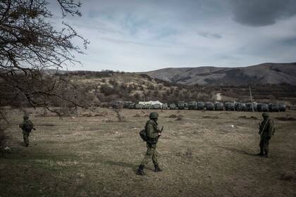 Soldados rusos en una base militar en  Perevalnoe, en la Península de Crimea en 2014