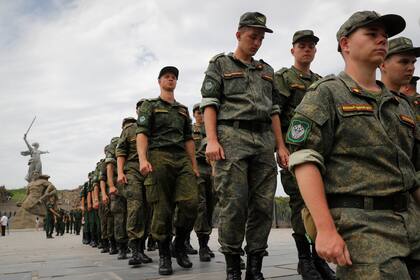 Soldados rusos marchan en Volgogrado