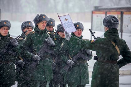 Soldados rusos prestando juramento en una foto difundida por el minsterio de defensa ruso el 22 de enero del 2022. (Servicio de Prensa del Ministerio de Defensa ruso vía AP)