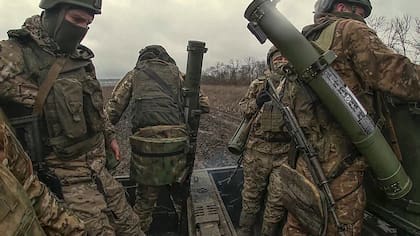 Soldados rusos toman posiciones en un lugar no revelado de territorio ucraniano.  (Russian Defense Ministry Press Service via AP)