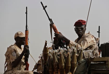 Soldados sudaneses de las Fuerzas de Apoyo Rápido en una marcha tribal con apoyo militar en la provincia de Nilo Oriental, Sudán, el 22 de junio de 2019