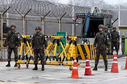 Soldados surcoreanos hacen guardia en el puesto de control fronterizo de la zona desmilitarizada (DMZ) que separa a las dos Coreas