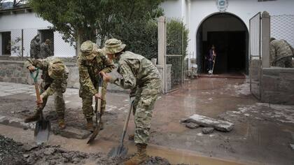 Soldados trabajan en las tareas de mantenimiento de la escuela