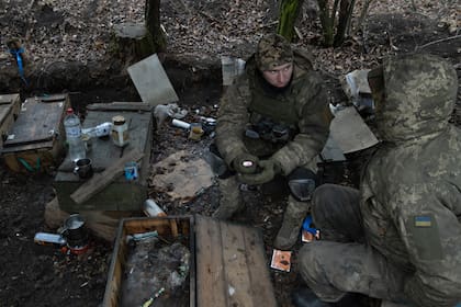 Soldados ucranianos, a la espera de recibir la orden de fuego hacia posiciones rusas